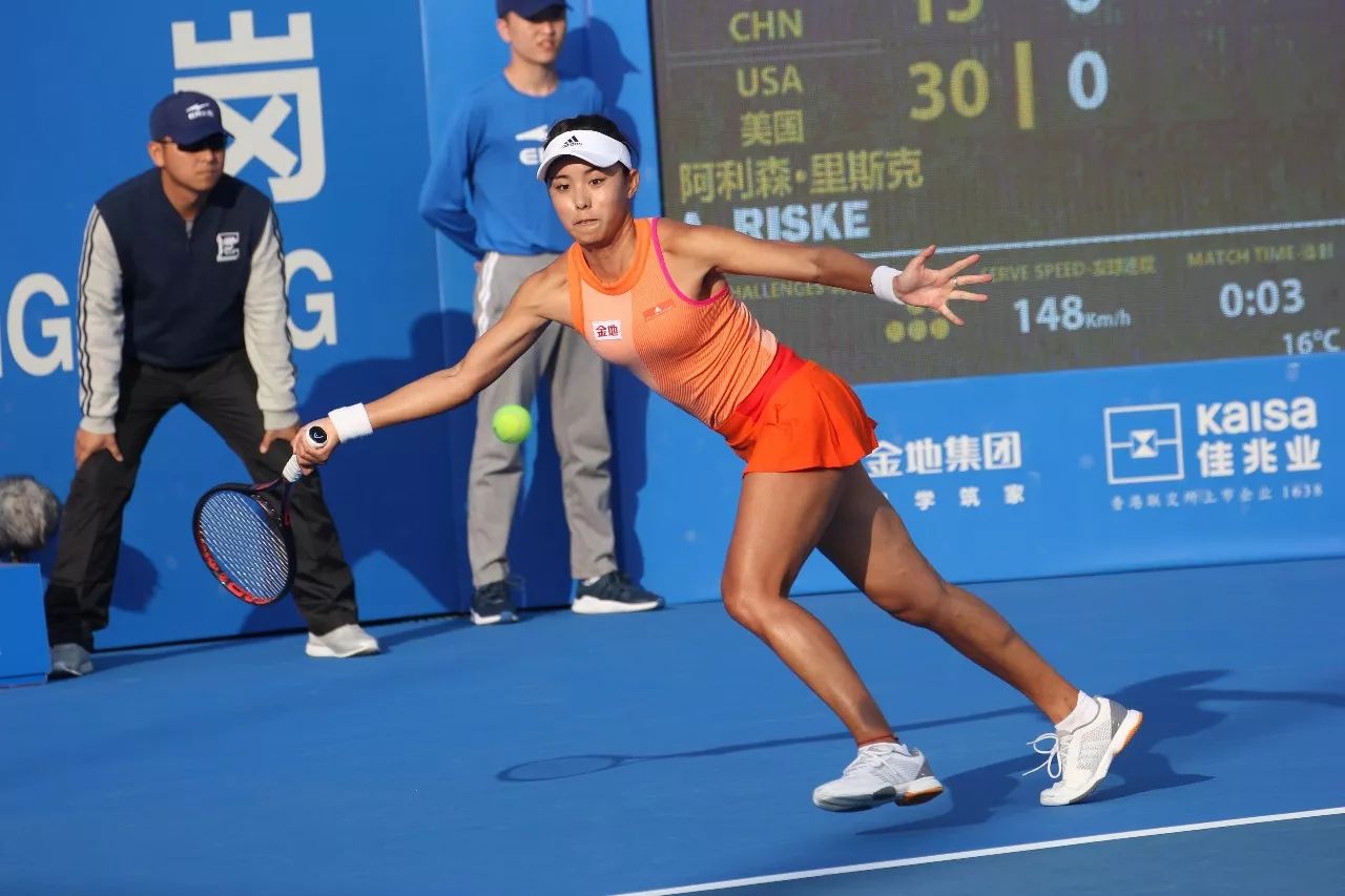 女球迷采访：女足队长小鲤鱼，她在学校比赛中完成过帽子戏法