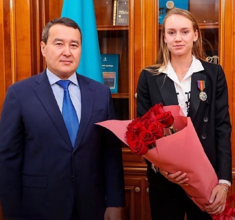 葡萄牙追授若塔勋位和功勋奖章，并举行“英雄广场”揭幕仪式